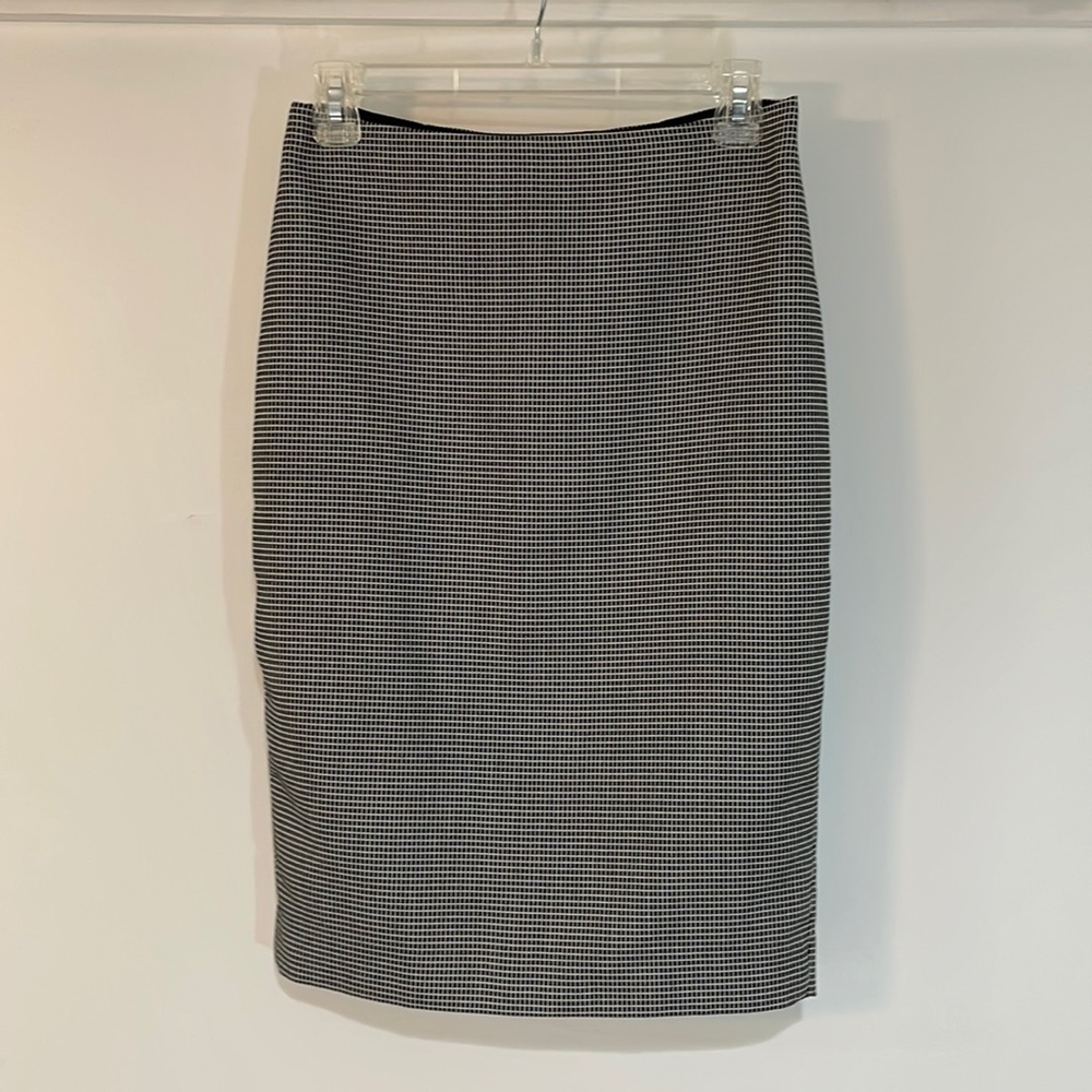 THE LIMITED skirt. Size 0 Tall. Black/white checkered.